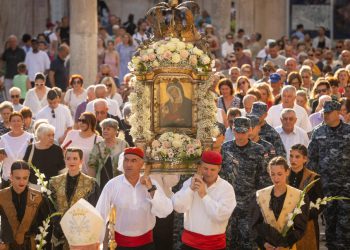 Slobodna Dalmacija – Za Gospinom ikonom ulicama Splita: Bogorodicu nosili mornari i pučani, hodočastio i gradonačelnik Šuta