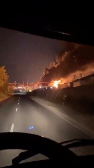 Dim i požar iz industrijskog postrojenja, koje je, prema guverneru južne ruske regije, oštećen u ukrajinskom napadu bespilotnih letjelica, u Saratovu u Rusiji, u ovom ekranu, dobivenom iz videozapisa na društvenim mrežama