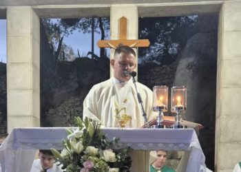 Solinjani se emotivno oprostili od omiljenog svećenika: “Bit ćeš u našim molitvama”