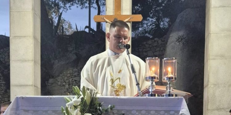 Solinjani se emotivno oprostili od omiljenog svećenika: “Bit ćeš u našim molitvama”