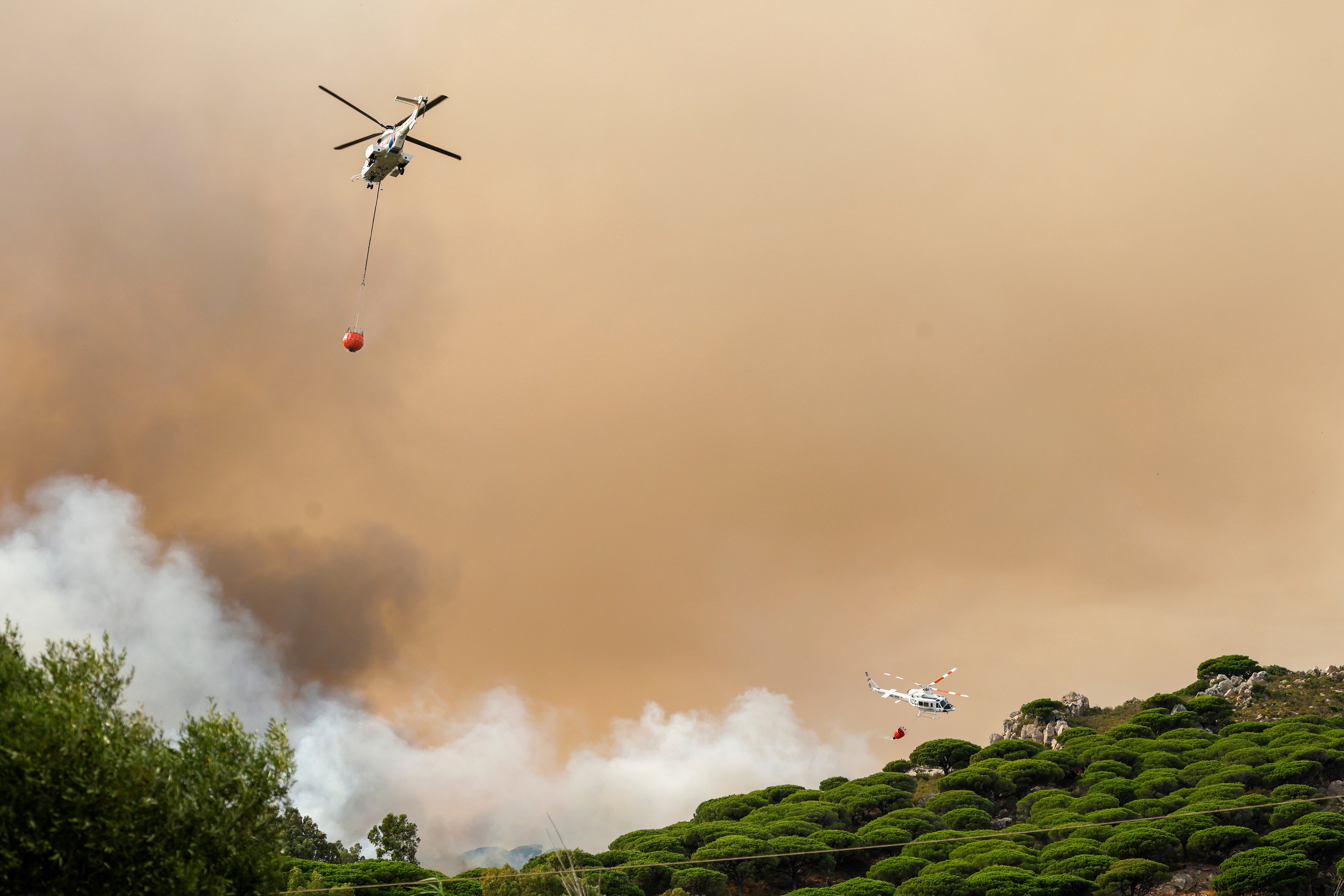 Vatrogasni helikopteri ispuštaju vodu kako bi ugasili plamen u južnoj Španjolskoj