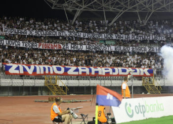 Sportske novosti – FOTO Torcida ‘počastila’ igrače Hajduka: ‘Koliko novca treba p****ma za malo hrabrosti?’
