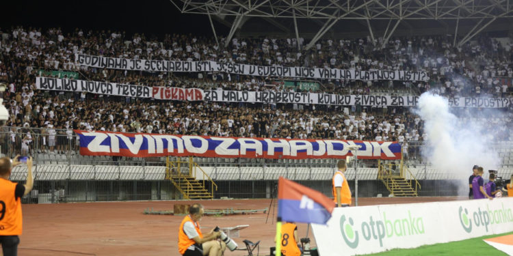 Sportske novosti – FOTO Torcida ‘počastila’ igrače Hajduka: ‘Koliko novca treba p****ma za malo hrabrosti?’