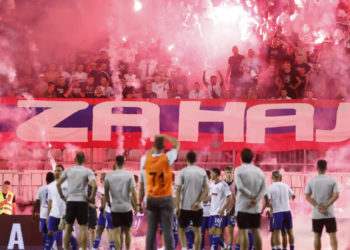 Sportske novosti – FOTO/VIDEO: Sramotni prizori na Poljudu! Torcida bakljama gađala igrače Hajduka