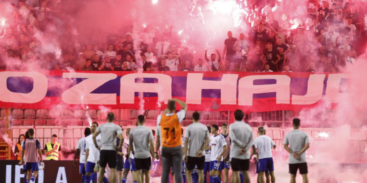Sportske novosti – FOTO/VIDEO: Sramotni prizori na Poljudu! Torcida bakljama gađala igrače Hajduka