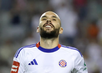 Sportske novosti – Huligani na ulicama napadaju igrače Hajduka, a vi gradski oci i dalje činite fintu kao da to nisu vaša posla