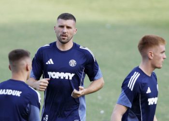 Sportske novosti – Tek je počela njegova hajdučka avantura, a već puni poljudsku blagajnu! Upitnici su brzo nestali, Split ga obožava