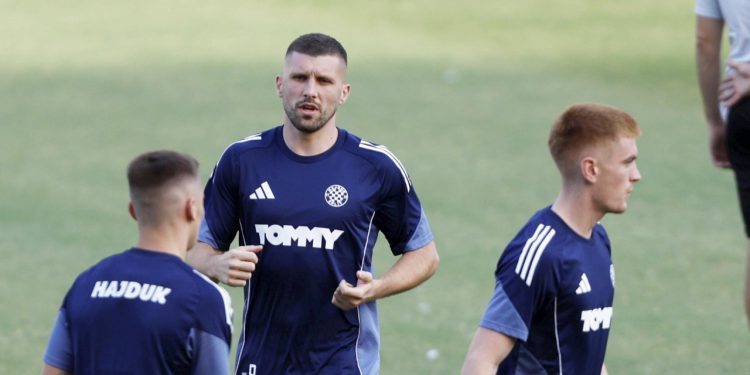 Sportske novosti – Tek je počela njegova hajdučka avantura, a već puni poljudsku blagajnu! Upitnici su brzo nestali, Split ga obožava