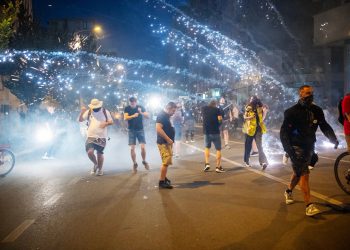 Srbija: Deseci ozlijeđenih i uhićenih u prosvjedima, demolirane prostorije SNS-a