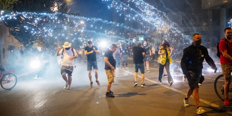 Srbija: Deseci ozlijeđenih i uhićenih u prosvjedima, demolirane prostorije SNS-a