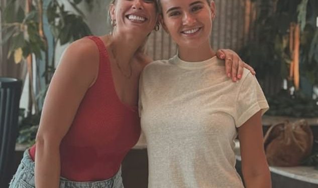 Stacey Salomon stječe slatko prijateljstvo s ‘Down to Doard’ Molly-Mae Hague na turskom odmoru nakon sastanka na večeri dok ona donosi poziv na vikendicu za kiseli krastavci