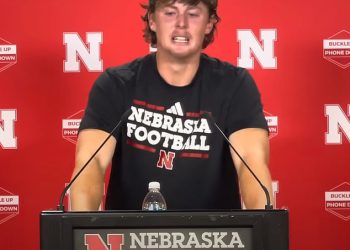 Star College Football Star se raspada u suzama nakon što je na konferenciji za novinare uhvatio izvan čuvara novinara na konferenciji