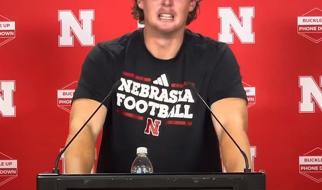 Star College Football Star se raspada u suzama nakon što je na konferenciji za novinare uhvatio izvan čuvara novinara na konferenciji