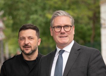 Starmer se založi za “nepokolebljivu podršku” za Ukrajinu nakon što prkosni Zelensky isključuje odustajanje od zemlje Rusiji