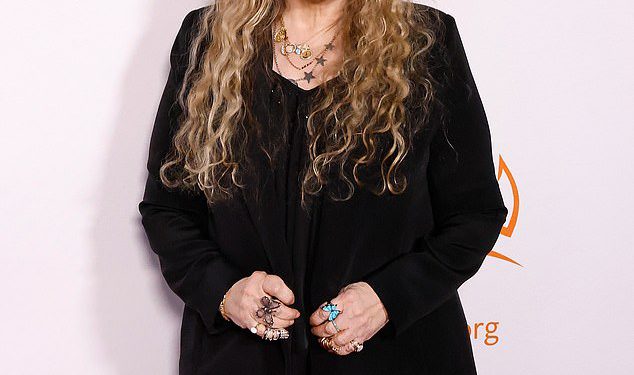 Stevie Nicks, 77, izaziva zdravlje dok se zbog ozljede povlači iz datuma turneje