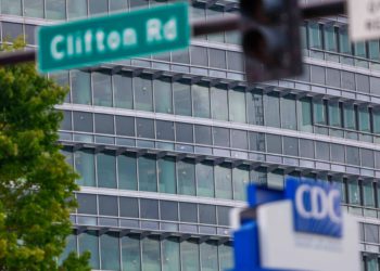 Stotine zaposlenika CDC -a dobivaju obavijesti o otpuštanju samo nekoliko dana nakon što se radnici vrate u sjedište nakon pucanja