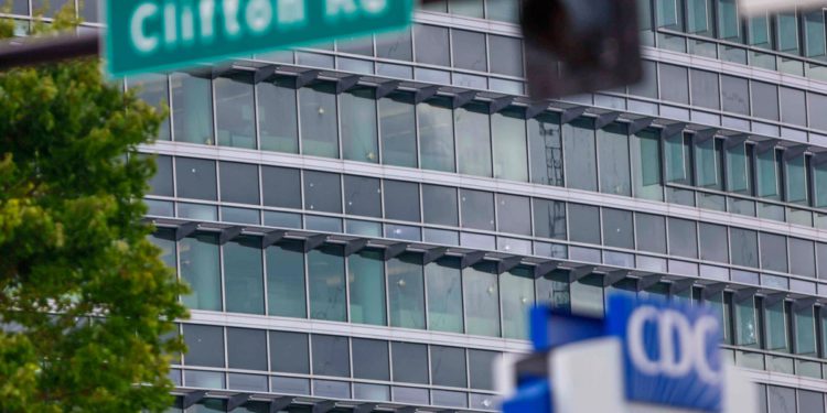 Stotine zaposlenika CDC -a dobivaju obavijesti o otpuštanju samo nekoliko dana nakon što se radnici vrate u sjedište nakon pucanja