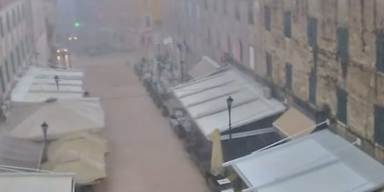 Strahovito nevrijeme poharalo hrvatski grad, sve pliva: Svugdje prži, ali ovdje je kataklizma