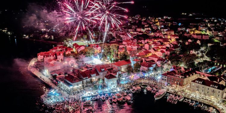 Sutivan slavi Sv. Roka – zaštitnika mjesta uz misu, procesiju, limenu glazbu i koncert Dražena Zečića te duo Matko i Brane