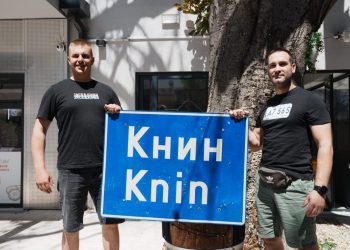 Svi su na proslavi u Kninu gledali u ovu tablu na ćirilici. Ovo je priča o njoj