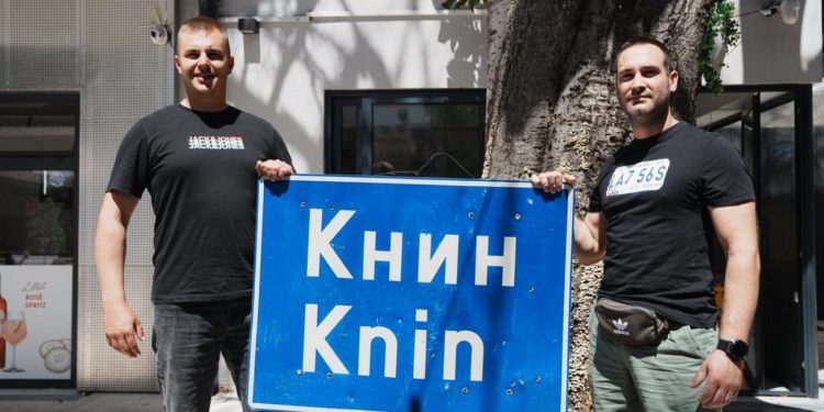 Svi su na proslavi u Kninu gledali u ovu tablu na ćirilici. Ovo je priča o njoj