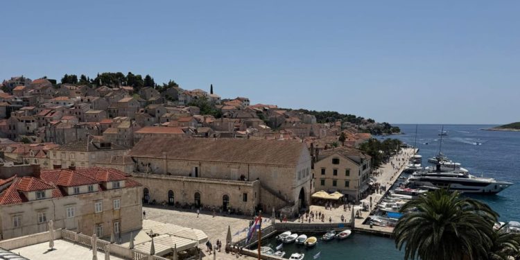 Svjetlosni spektakl na Hvaru u čast posidoniji