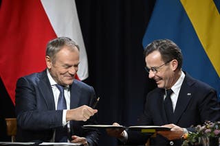 Poljski premijer Donald Tusk i premijer u Švedskom Ulf Kristersson potpisuju sporazum tijekom samita u četvrtak u Harpsundu u Flenu, Švedska