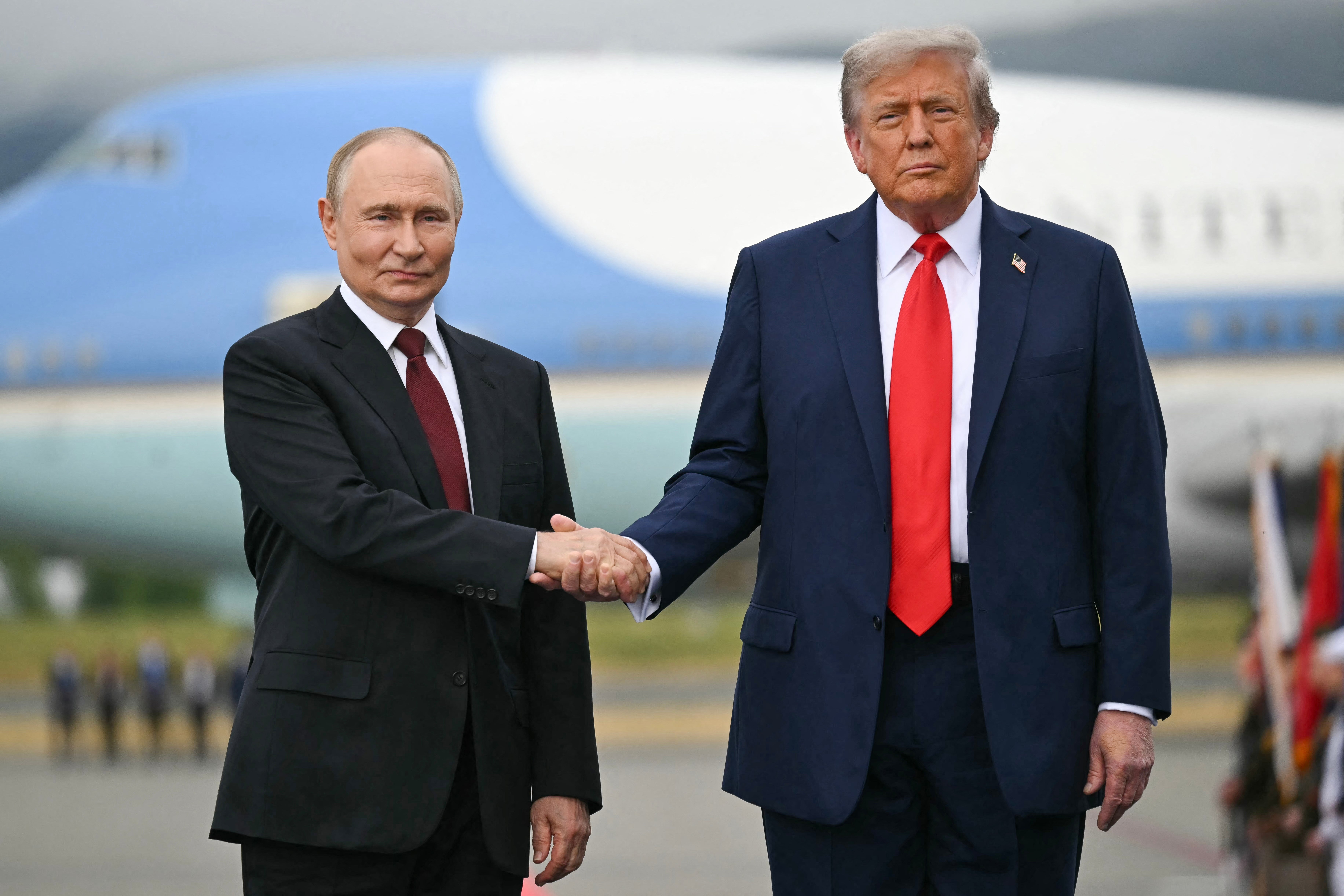 Donald Trump i Vladimir Putin rukuju se u Anchorageu, Aljaska, u petak 15. kolovoza 2025