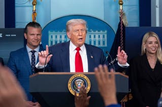 Donald Trump obraća se novinarima na brifingu za novinare u Bijeloj kući
