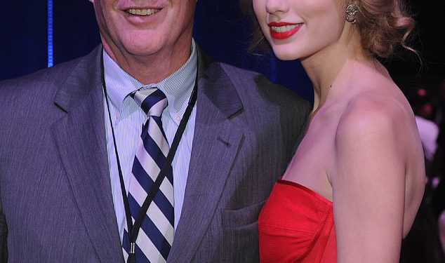 Taylor Swift ažurira obožavatelje na zdravlje tate Scotta nakon ‘intenzivne’ srčane operacije za podcast Travisa Kelcea