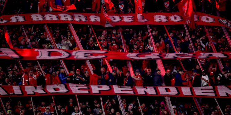 Terrore tijekom Independiente E University of Čile, Guerra Tra Tifosi