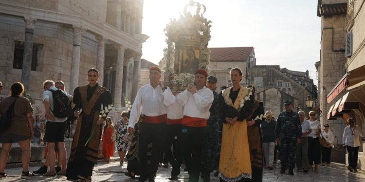 Tisuće vjernika u Splitu proslavile Veliku Gospu svečanom procesijom i molitvom