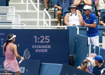 Tko je sada bučan?! Emma Raducanu uručila je preljev od sudija zbog kršenja pravila sa svojim vrlo glasnim novim trenerom, nekoliko trenutaka prije nego što je pozvala da plače dijete da ga izbaci iz utakmice