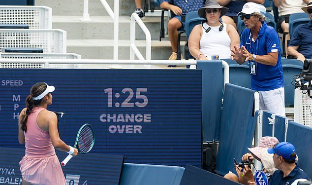 Tko je sada bučan?! Emma Raducanu uručila je preljev od sudija zbog kršenja pravila sa svojim vrlo glasnim novim trenerom, nekoliko trenutaka prije nego što je pozvala da plače dijete da ga izbaci iz utakmice