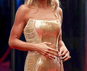 To je nespretno! Sonia Kruger i udana na prvom mjestu mladenka Evelyn Ellis nosi vrlo slične zlatne haljine na logima s crvenim tepihom