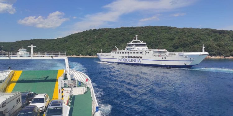 Točno u 15 sati svi Jadrolinijini brodovi sirenama će odati počast stradalim kolegama s Lastova!