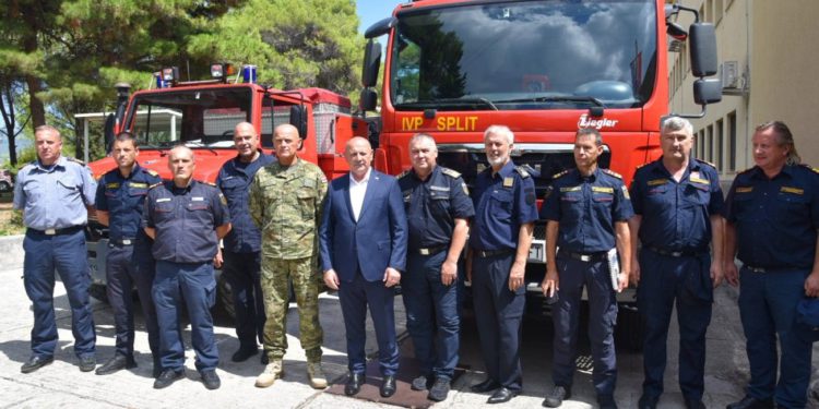 Tomo Medved posjetio vatrogasno zapovjedništvo u Divuljama: ‘Vatrogasci su odradili odličan posao u protupožarnoj sezoni ‘