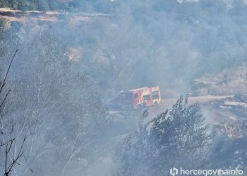 Tri intervencije u kratkom vremenu, požar na divljoj deponiji na Buni zaprijetio kućama