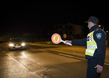 Tri osobe teško a dvije lakše ozlijeđene u sudaru kombija i teretnog vozila: Vozačica (74) prešla u drugu traku. Među stradalima i dijete