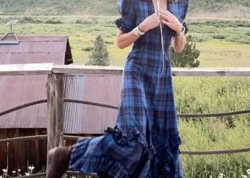 Trinny Woodall oslobodi svoju unutarnju kaubojku dok se podvrgava zapadnoj makeoveru s kćeri Lyla Elichaoff tijekom posjeta Ghost Townu