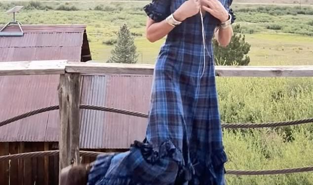 Trinny Woodall oslobodi svoju unutarnju kaubojku dok se podvrgava zapadnoj makeoveru s kćeri Lyla Elichaoff tijekom posjeta Ghost Townu