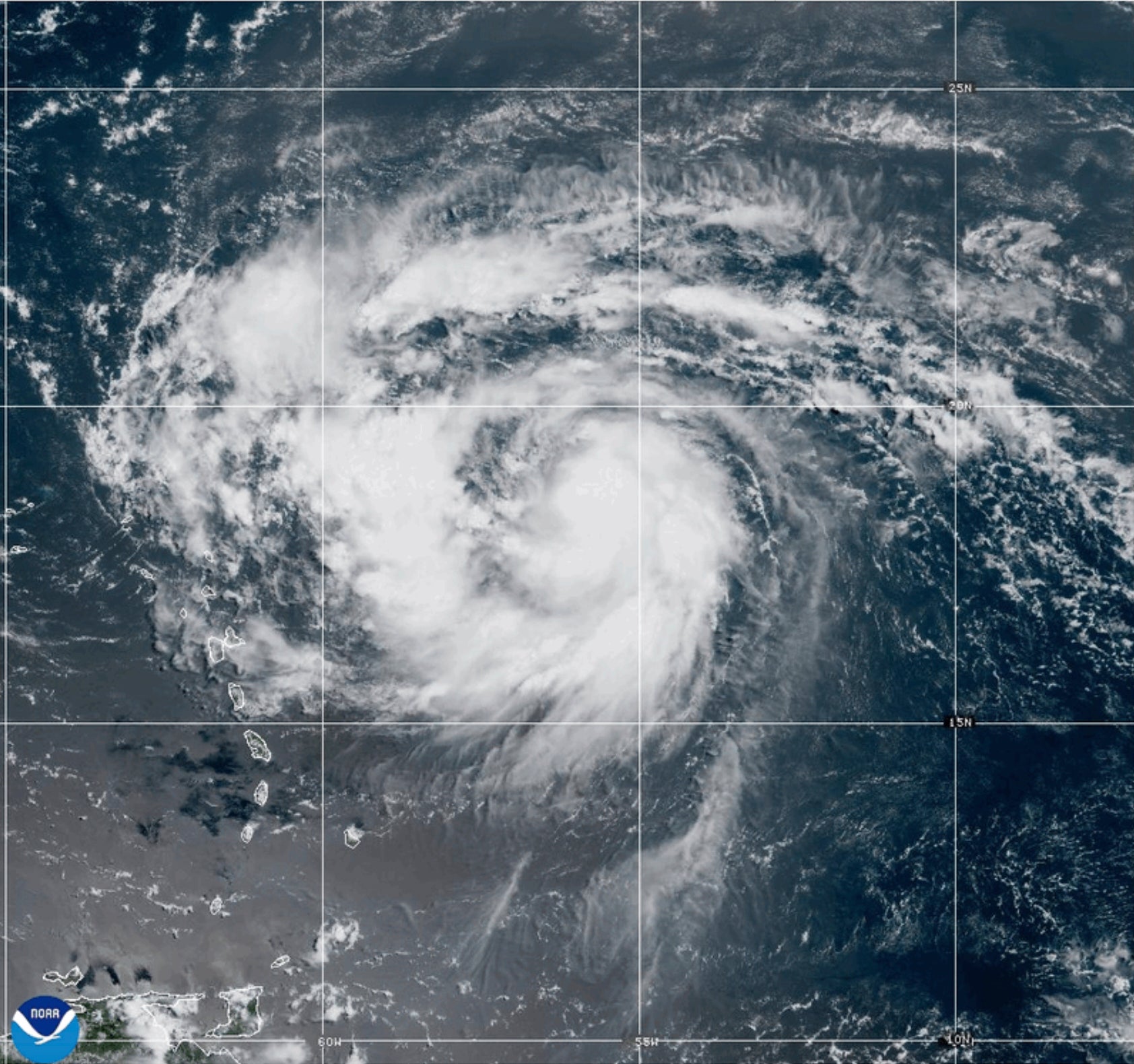 Ova satelitska slika koju je pružio NOAA pokazuje uragan Erin u petak, 15. kolovoza, 2025., očekuje se da će se uragan Erin skrenuti na sjever i izbjeći sjevernoameričku kopnu, iako će donijeti opasne uvjete za surfanje na gotovo cijelu američku istočnu obalu tijekom svog putovanja na sjeveru