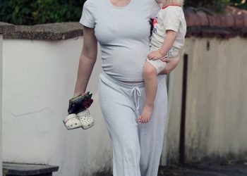 Trudna Katherine Ryan pokazuje svoju rastuću bebu dok se kreće s kćeri nakon što je udarila svoje kritičare zbog prošlog seksualnog aranžmana