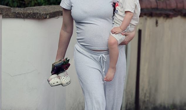 Trudna Katherine Ryan pokazuje svoju rastuću bebu dok se kreće s kćeri nakon što je udarila svoje kritičare zbog prošlog seksualnog aranžmana