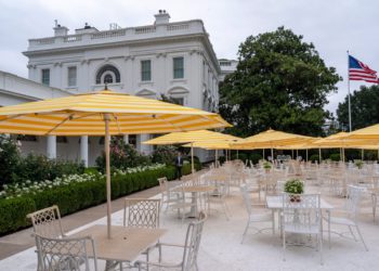 Trump Blares ‘bjelkija nijansa blijede’ i pokazuje kišobrane koje su letjele iz Mar-a-Lago u Bonkers Tour of White House Rose Garden
