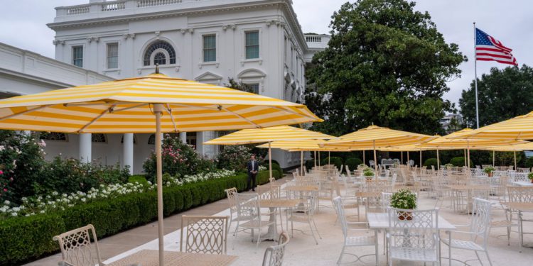 Trump Blares ‘bjelkija nijansa blijede’ i pokazuje kišobrane koje su letjele iz Mar-a-Lago u Bonkers Tour of White House Rose Garden