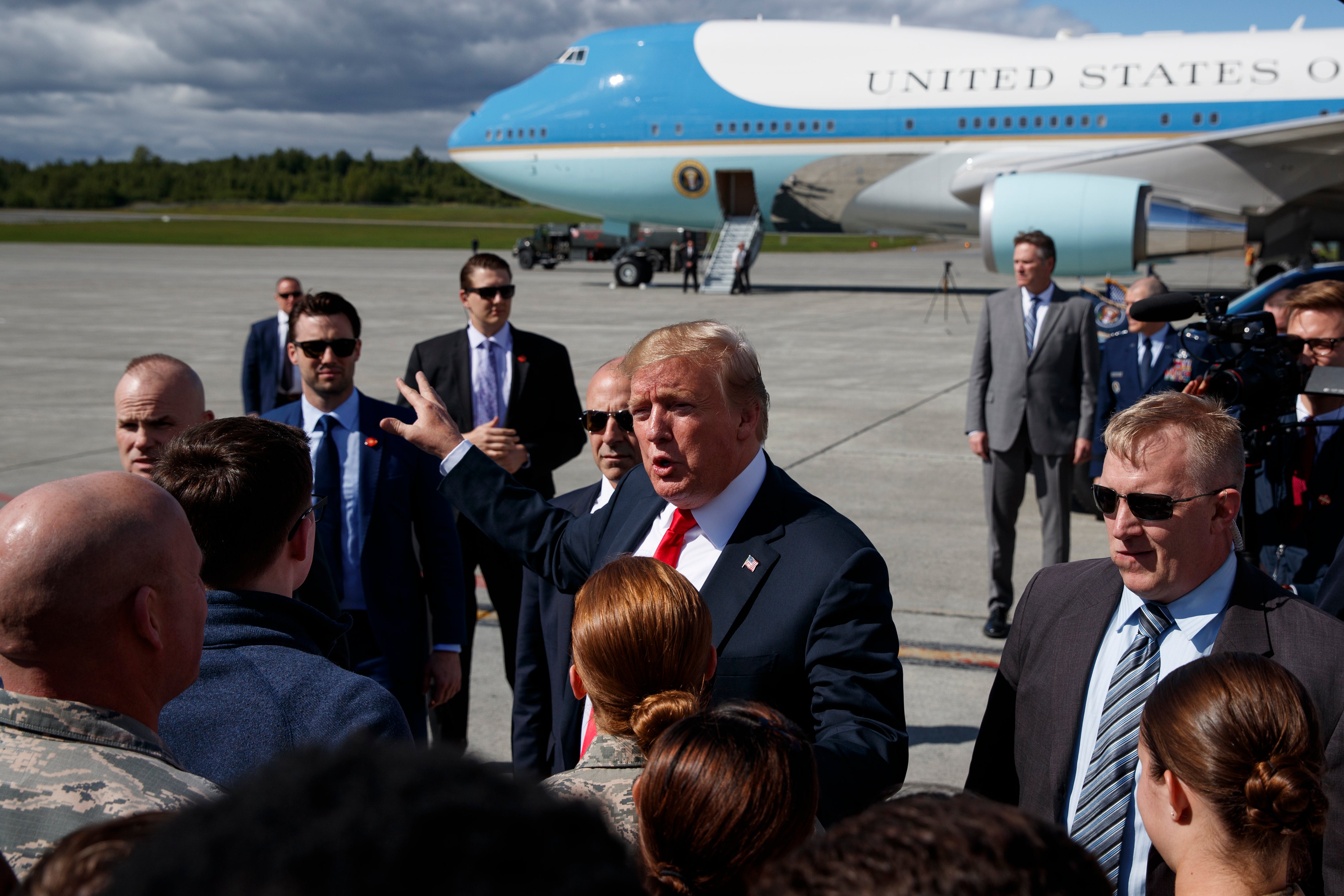 Donald Trump u zajedničkoj bazi Elmendorf-Richardson tijekom zaustavljanja goriva u svibnju 2019.