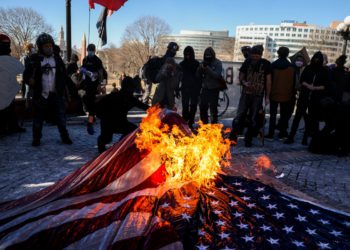 Trump da potpiše naredbu o usmjeravanju DOJ -a da kriminalno naplaćuje goru zastava, unatoč zaštićenom govoru