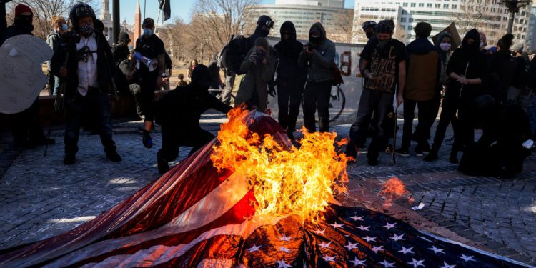 Trump da potpiše naredbu o usmjeravanju DOJ -a da kriminalno naplaćuje goru zastava, unatoč zaštićenom govoru