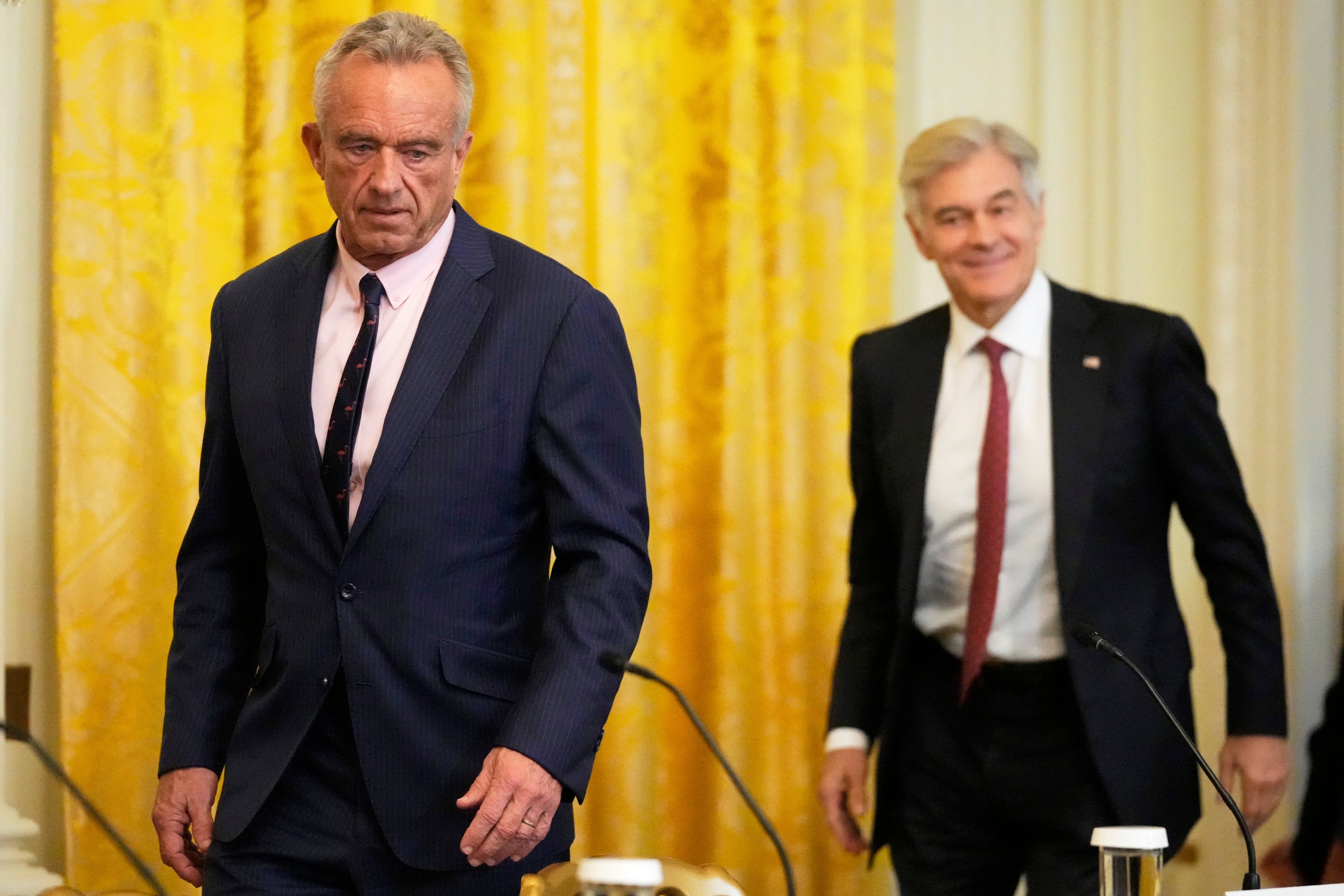 Sekretar HHS -a Robert F Kennedy JR i Centar za direktor usluga Medicaid Mehmet Oz privremeno su blokirani dijeljenje podataka Medicaida s ICE -om do ciljanih imigranata